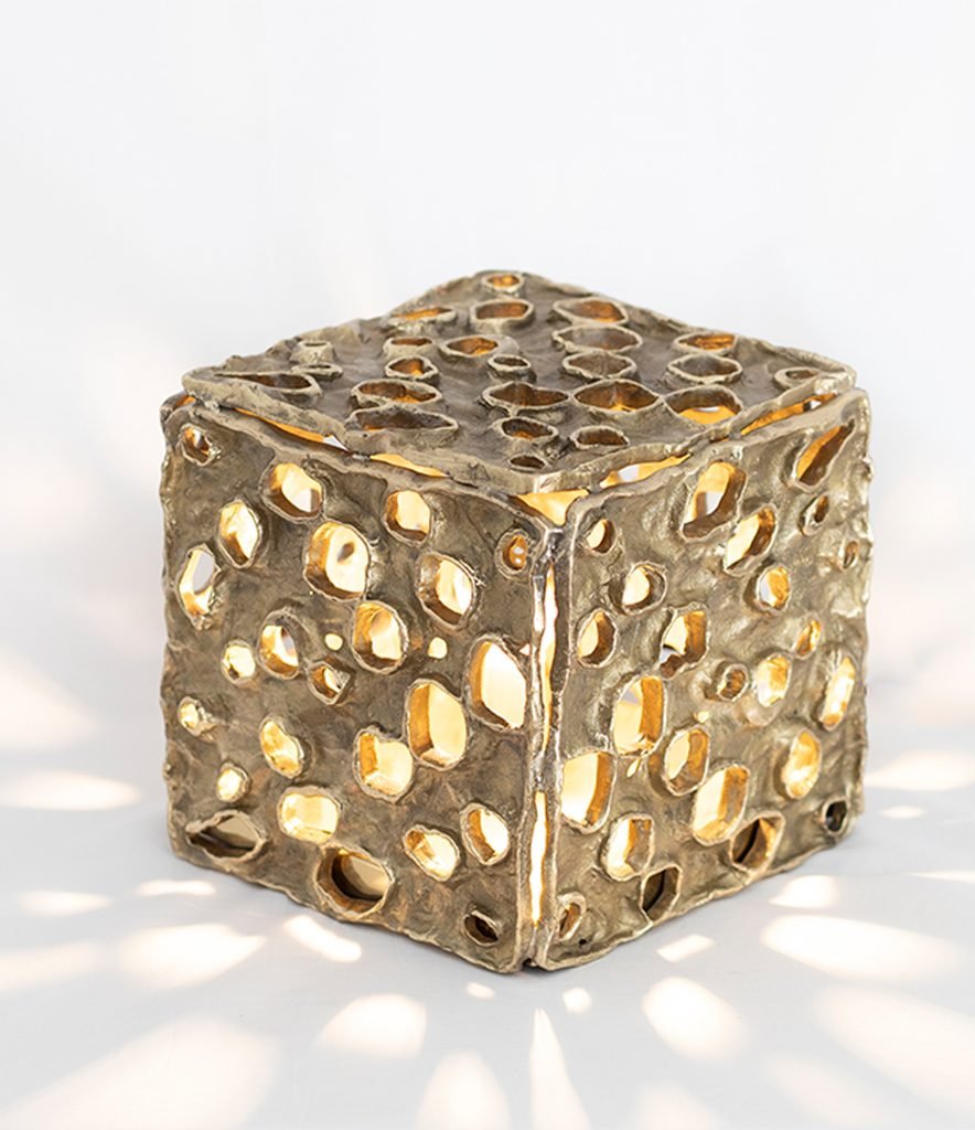 QUARTZ TABLE LIGHT
Bronze casting in lost wax technique Colección Metamorphosis de Allegra Hicks en Nilufar Depot, Milán